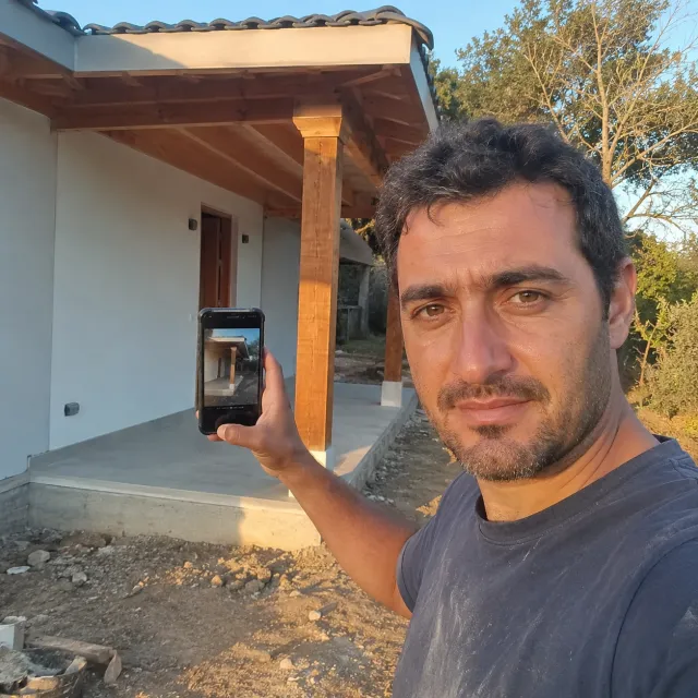 El técnico toma una foto del trabajo recién terminado para dejar prueba